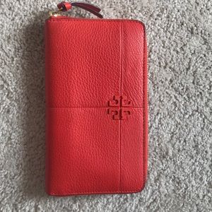 Like NEW! Tory Burch zipper wallet